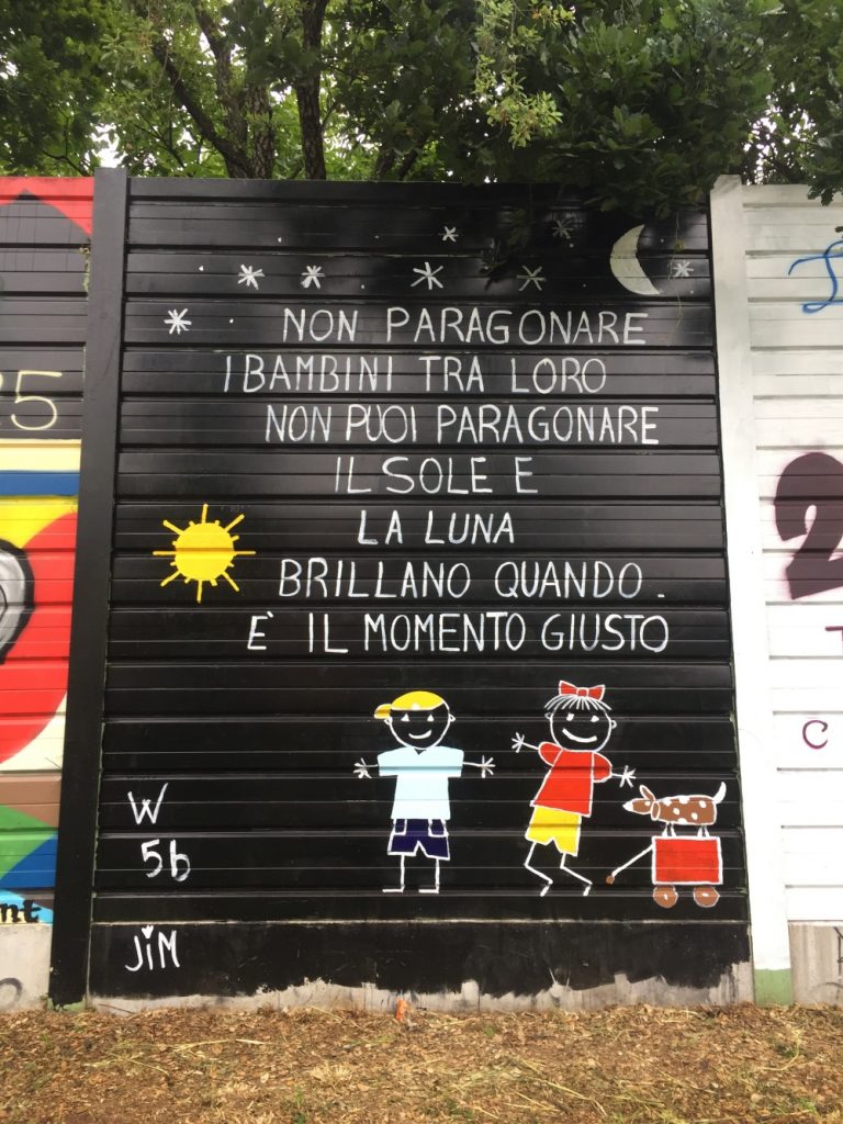 murales con scritta Non paragonare i bambini tra loro. Non puoi paragonare il sole e la luna. Brillano quando è il momento giusto.